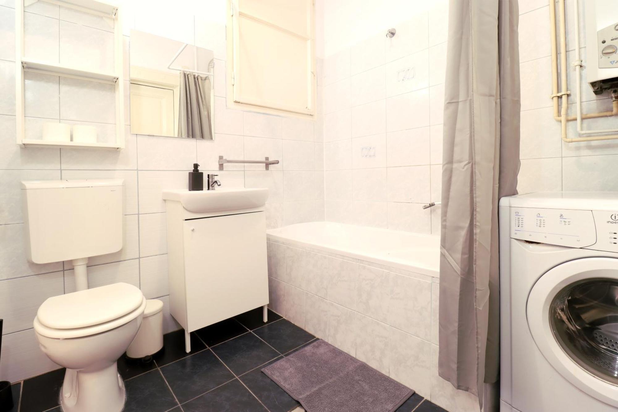 Joseph Boulevard - 3bdr, 2bath, 8ppl Lejlighed Budapest